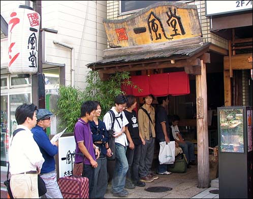 점심시간. 작은 가게에 줄이 만들어지고 사람들로 북적거렸다. 